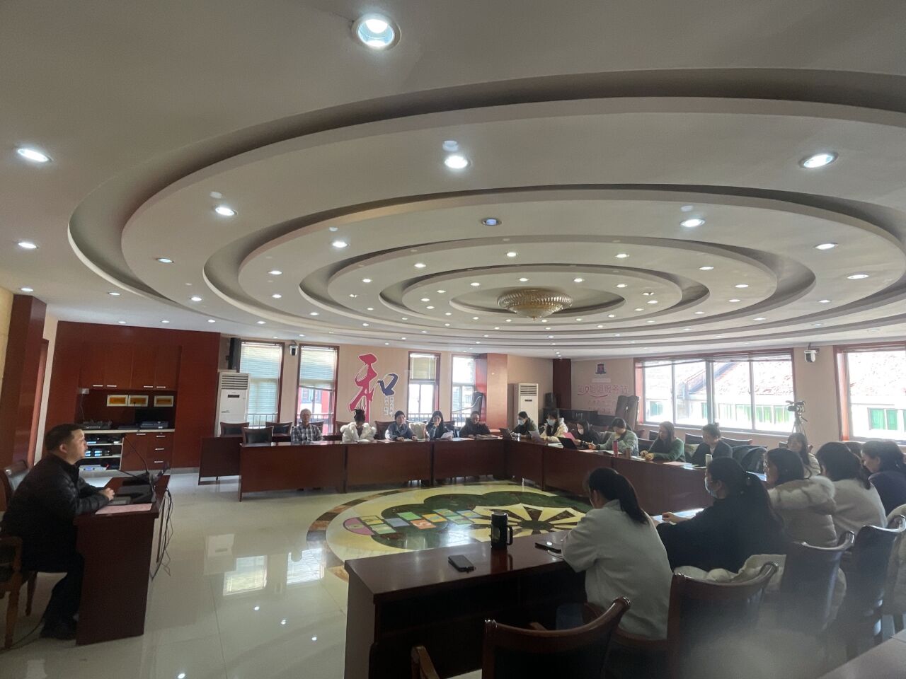 我校召开青年教师带教工作暨劳模带教结对教师座谈会